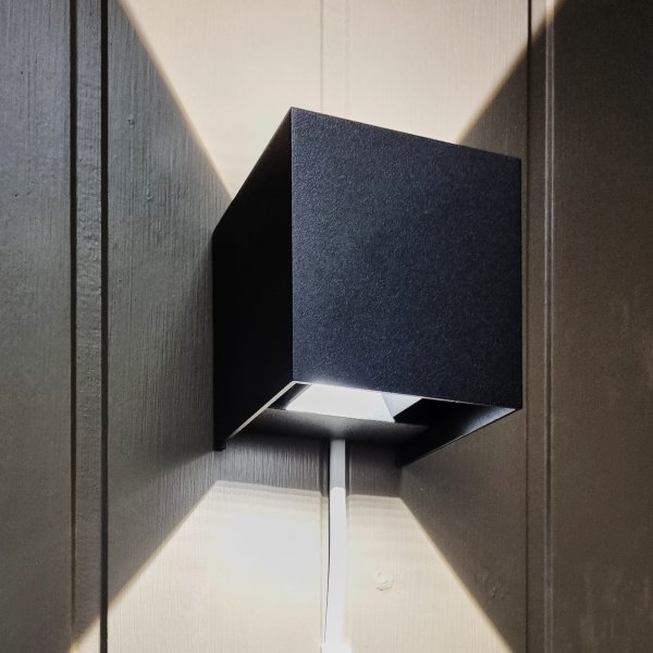 Vägglampa Design Cube Black